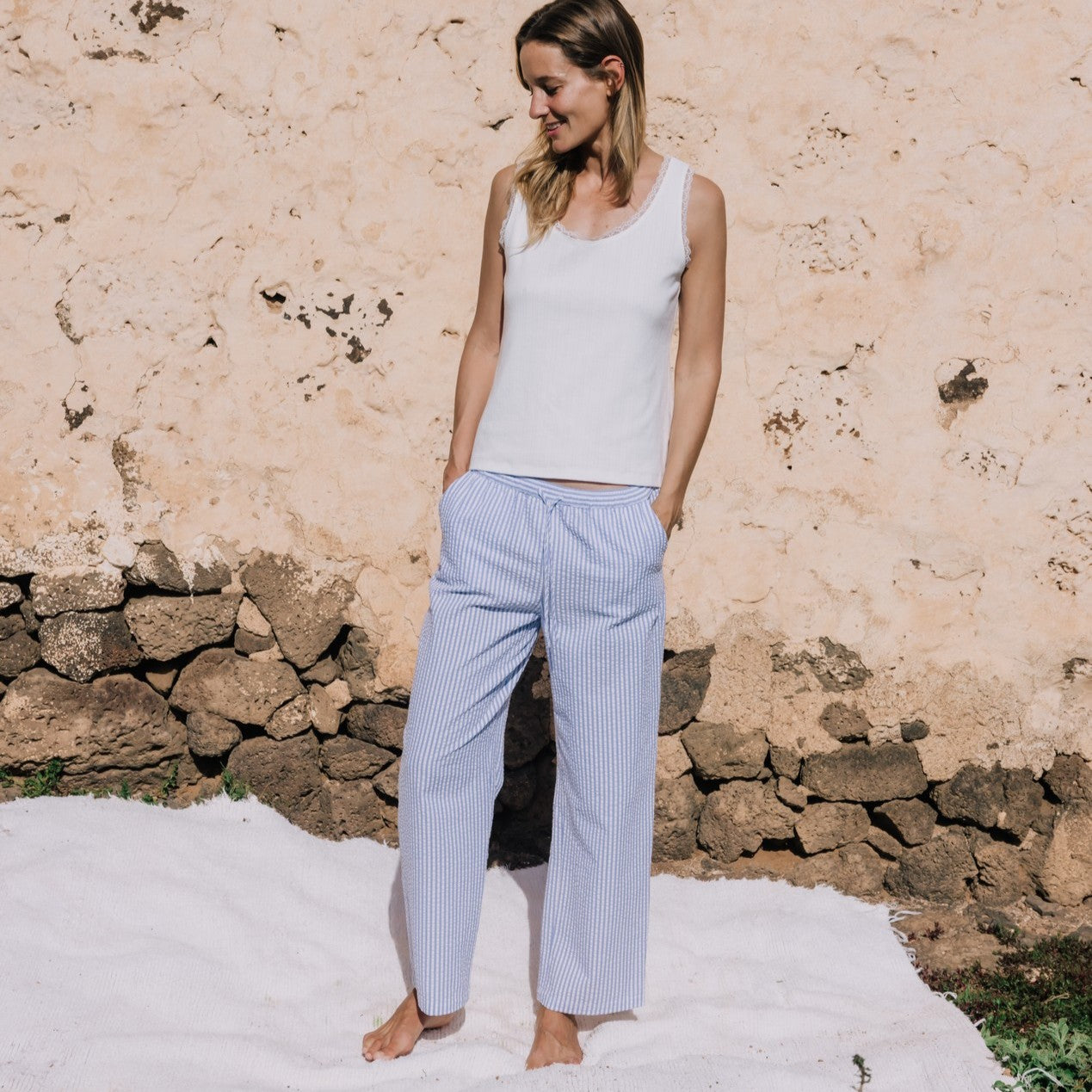 Pantalon en coton seersucker à fines rayures Lilia