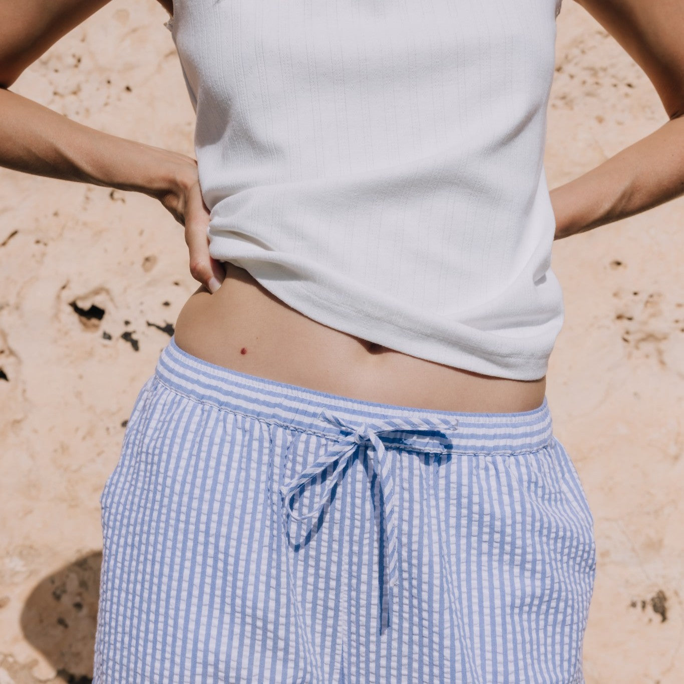 Pantalon en coton seersucker à fines rayures Lilia
