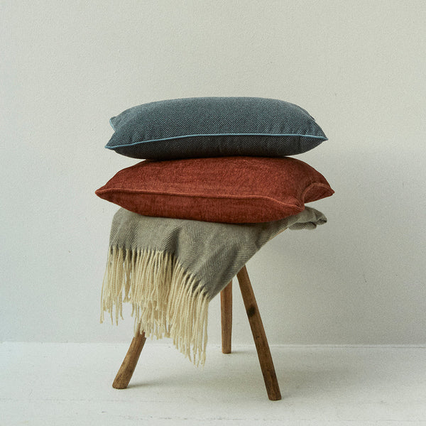 Cushion cover with decorative piping Chernec